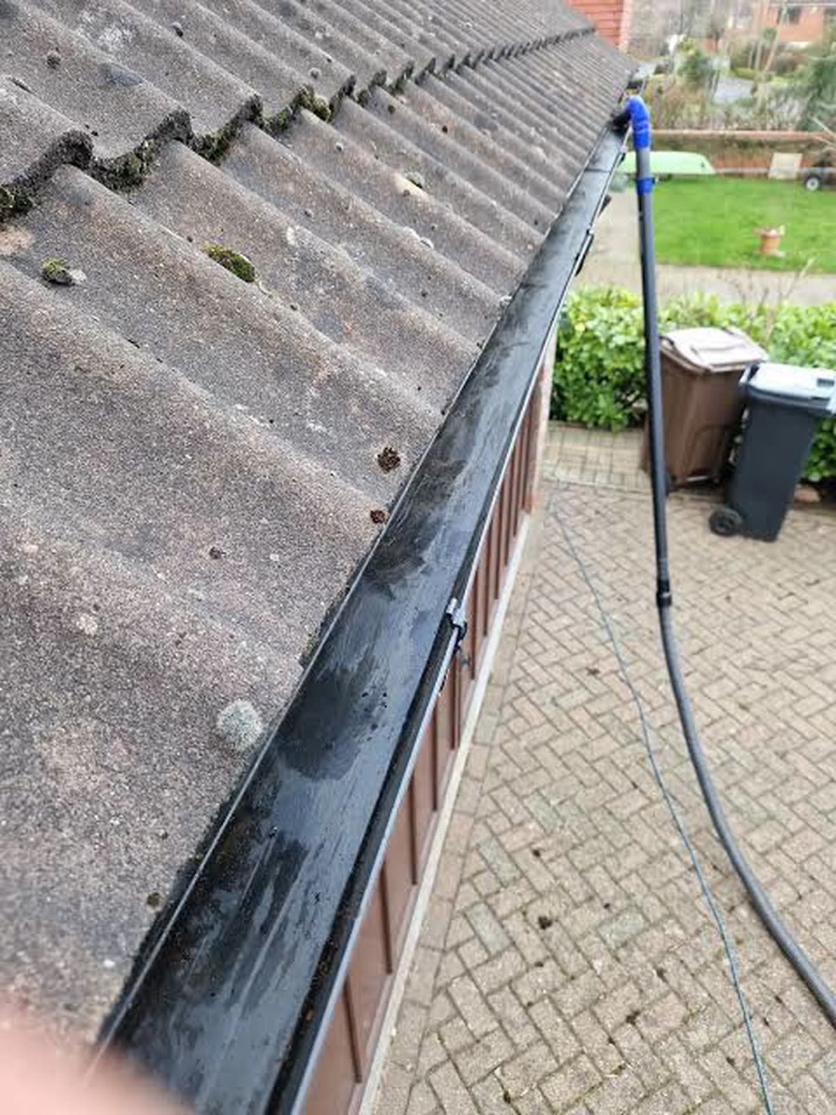 Gutter clearing: what is included and what costs extra?
